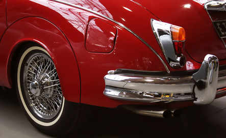 Glänzend roter Oldtimer mit verchromtem Heck