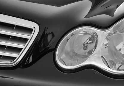 Lackierte Fahrzeugkarosserie mit Scheinwerfer
